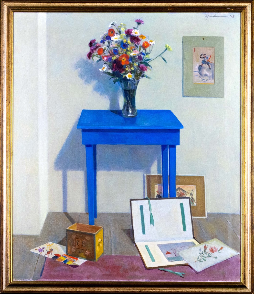 Blauwe tafel met vaasje bloemen